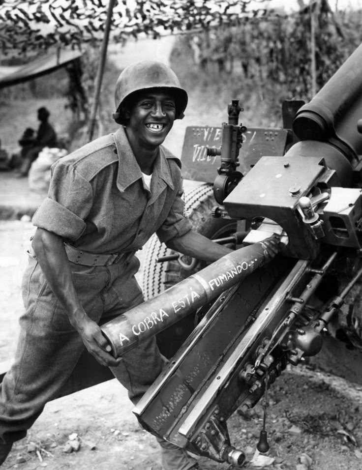 Soldado da FEB carregando projetil durante a Segunda Guerra Mundial